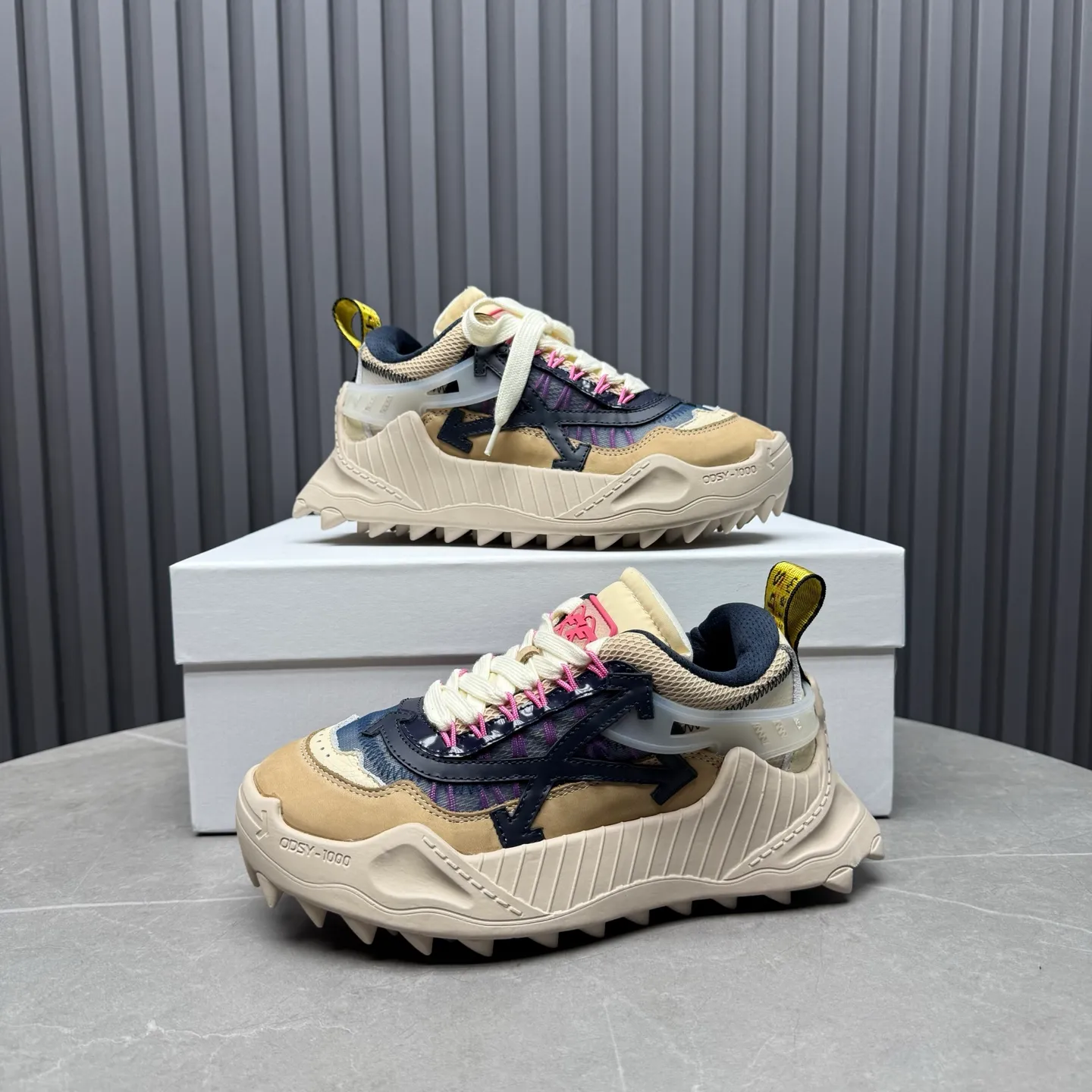 【OFF WHITE】P: 680💰Couple model, Size: Female 35-40; Male 39-44 (customized at 45.46) 2025SS trendy brand OFF WHITE classic popular model, combined outsole, official website original 1:1 developed top-level copy, ️Selected imported high-mercerized matte cowhide splicing breathable mesh ✔️Breathable lining, breathable and comfortable, simple and personalized design, official website rubber outsole.
